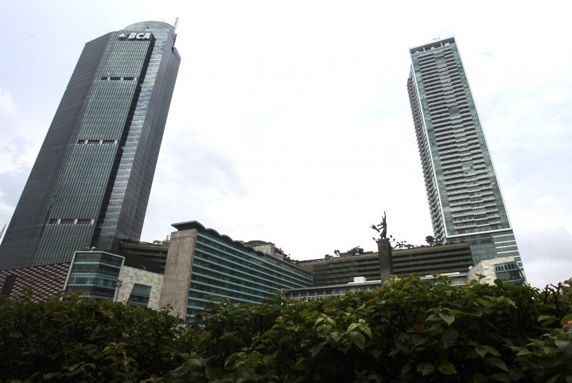 Foto bangunan Menara BCA dan Apartemen Kempenski di kawasan Bundaran Hotel Indonesia, Jakarta, Rabu (24/2)