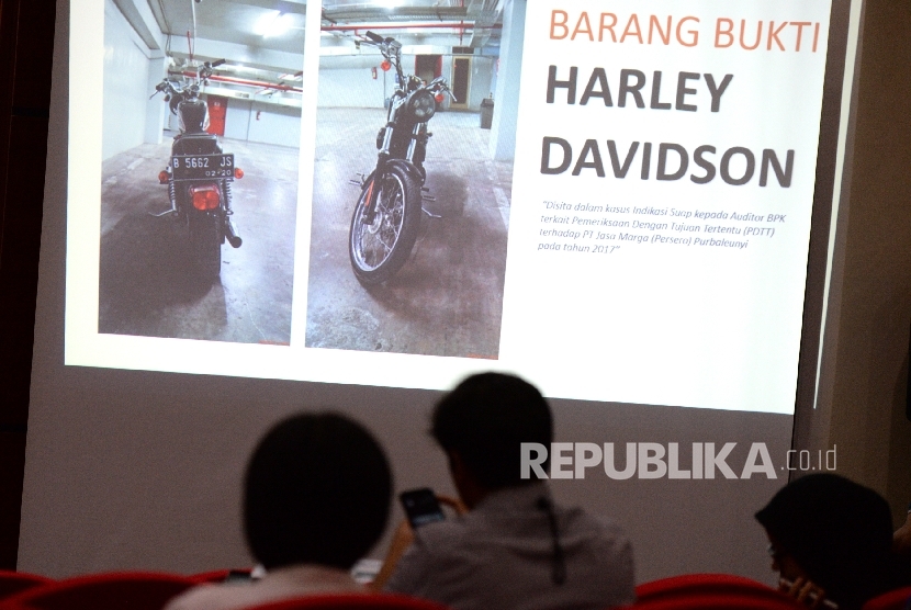 Foto barang bukti motor Harley Davidson ditampilkan saat konferensi pers dgaan korupsi Auditor BPK di KPK, Jakarta, Jumat (22/9). Motor itu menjadi alat suap yang diberikan General Manager PT Jasa Marga (Persero) Cabang Purbaleunyi Setia Budi.  