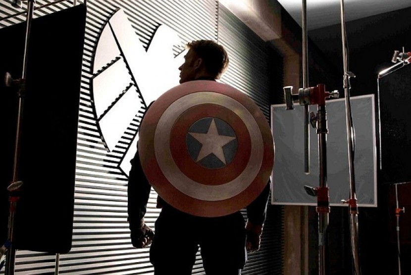 Foto behind the scene pertama Captain America: The Winter Soldier. Chris Evans memberikan perisai orisinal Captain America untuk bocah pemberani yang mendapat 90 jahitan di wajah karena menyelamatkan adiknya dari serangan anjing.