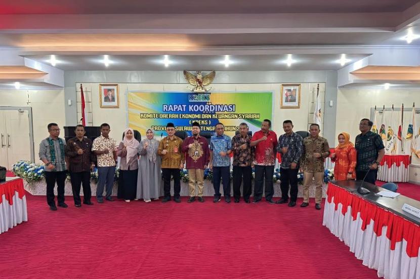 Foto bersama Asisten Bidang Ekonomi dan Pembangunan Daerah Provinsi Sulteng Rudi Dewanto dengan pengurus Komite Daerah Ekonomi dan Keuangan Syariah Sulteng. 