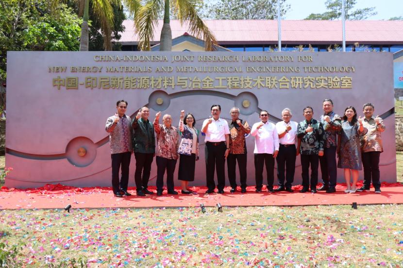 Foto bersama dengan Menteri Luhut, Prof. Reini, Prof. Xu Kaihua dan tamu-tamu kehormatan lainnya.