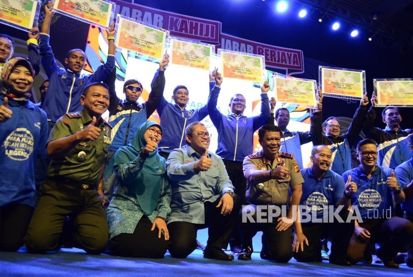 Foto bersama Gubernur Jabar Ahmad Heryawan (tengah) bersama para pejabat dan atlet usai pemberian penghargaan 