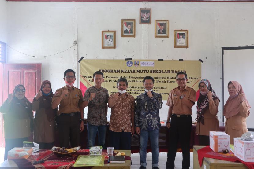 Foto bersama Kepala Sekolah SDN 66, 68, 69, 71, 72 dan K3SD Krui, Kabupaten Pesisir Barat Lampung.
