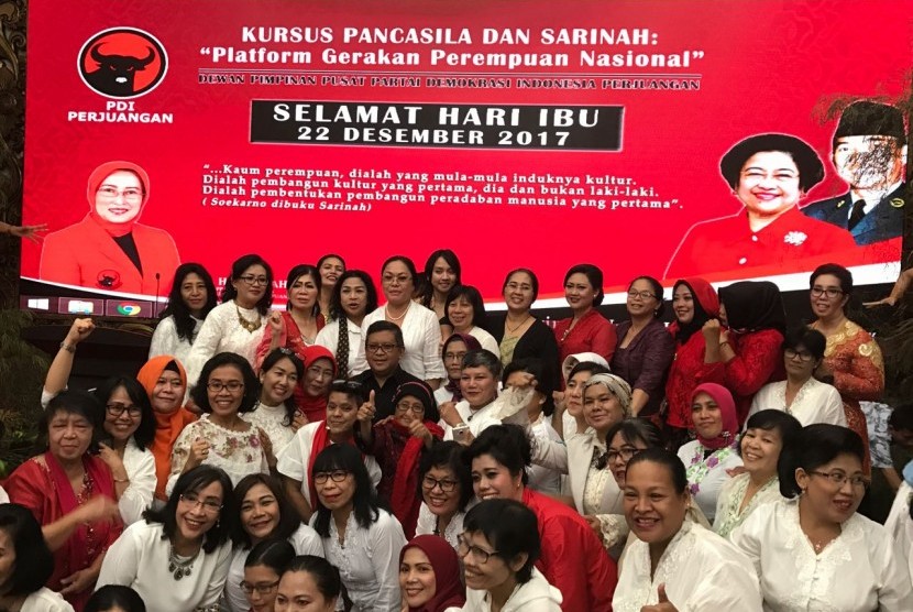 Foto bersama pada acara 'Kursus Pancasila dan Sarinah: Platform Gerakan Perempuan Nasional dan Deklarasi’, di Kantor DPP PDI Perjuangan, Jakarta, Jumat (22/12).