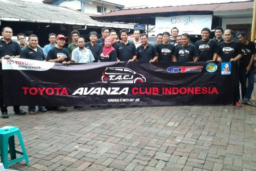 Foto bersama para member TACI di Bengkel Provis Autosport.