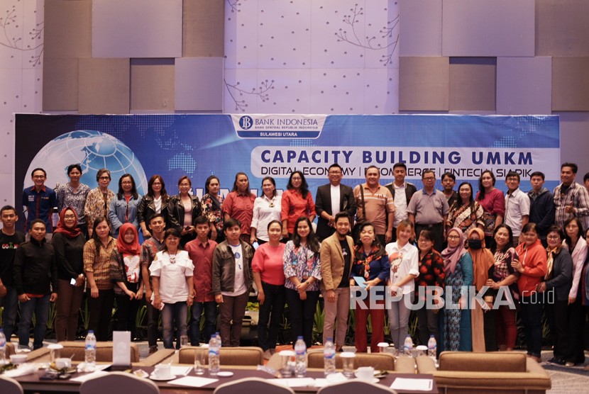 Foto bersama peserta Capacity Building UMKM Go Digital 2019 bersama GOJEK Indonesia. Dukung inisiatif Bank Indonesia dalam membekali UMKM menghadapi era digital, GOJEK Indonesia turut hadir dalam Capacity Building UMKM Go Digital 2019 bersama Kantor Perwakilan Bank Indonesia Sulawesi Utara (1/2) di Manado. 