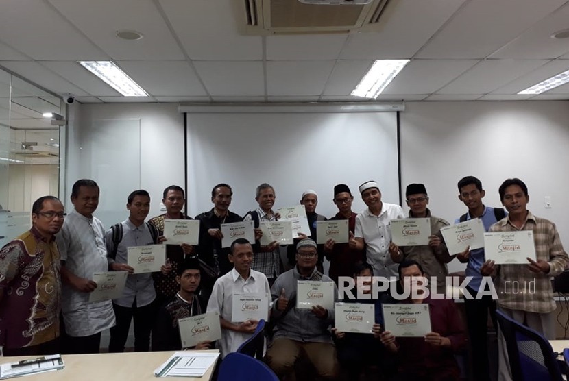 Foto Bersama Peserta Pelatihan Akuntansi Masjid, di Kantor Cabang Bank Mandiri Syariah Jakarta-Warung Buncit, Ahad (3/6). 