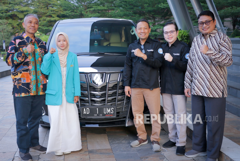 Foto Bersama Rektor UMS, Prof Harun Joko Prayitno bersama Wakil Rektor I Prof Ihwan Susila beserta Samiyem.