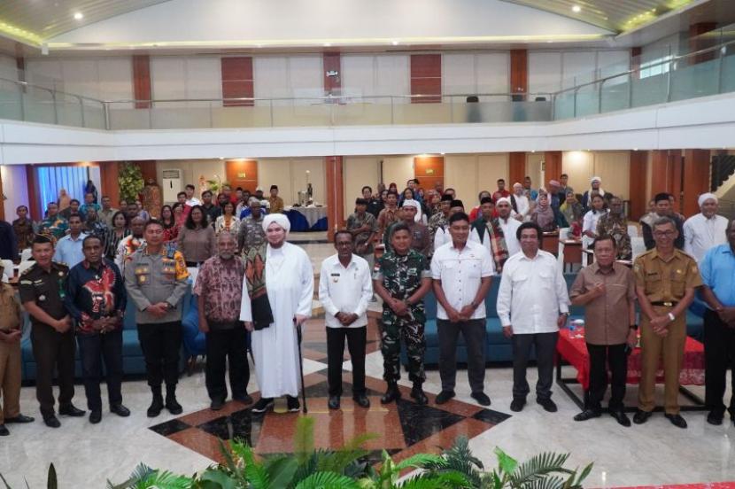 Foto bersama setelah acara tayang bincang wawasan kebangsaan dan moderasi beragama dilaksanakan Kantor Kemenag Kota Jayapura bersama Pemkot Jayapura, Selasa (9/1/2024). 