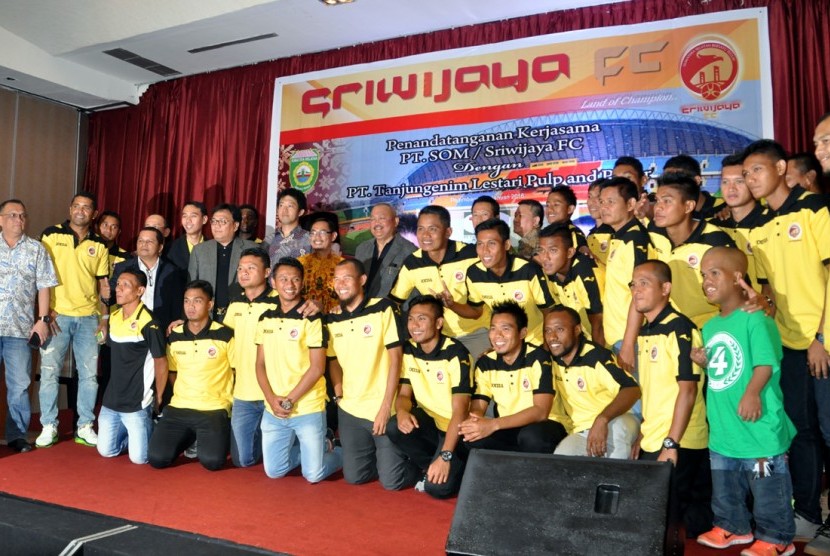 Foto bersama skuat Sriwijaya FC setelah dilakukannya acara penandatanganan kerjasama antara manajemen klub dan pihak sponsor yang telah mengucurkan dana Rp 3 miliar di Palembang, Kamis (21/1)