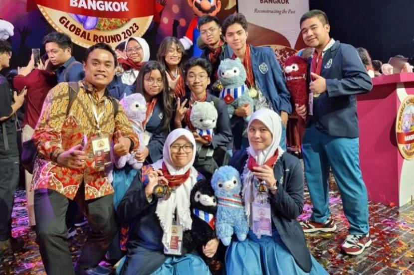 Foto bersama Tim SMAN 5 Surabaya meraih medali di World Scholar