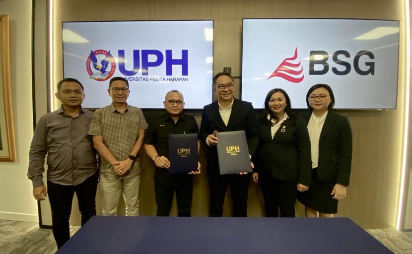 Foto Bersama usai penandatanganan kerja sama yang dilakukan oleh (tengah ki-ka) Joubert R.J. Dondokambey selaku Direktur Umum Bank SulutGo dan Binsar Pandiangan selaku Wakil Rektor Bidang Pemasaran dan Pengembangan.