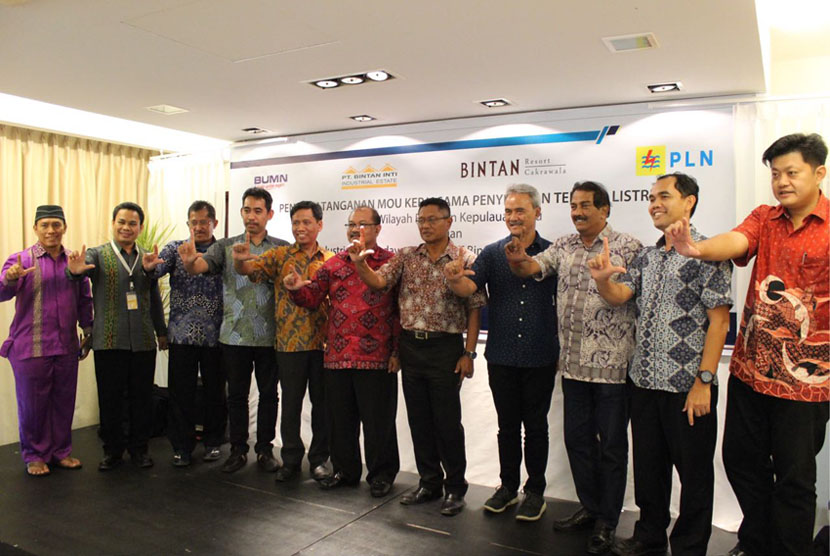 Foto bersama usai penandatanganan Nota Kesepahaman (MOU) antara PLN dan PT Bintan Resort Cakrawala (BRC) dengan daya 120 MVA dan PT Bintan Inti Industrial Estate (BIIE) dengan daya 40 MVA , hari Jumat (24/11), di Lagoi Bintan, Kepulauan Riau.