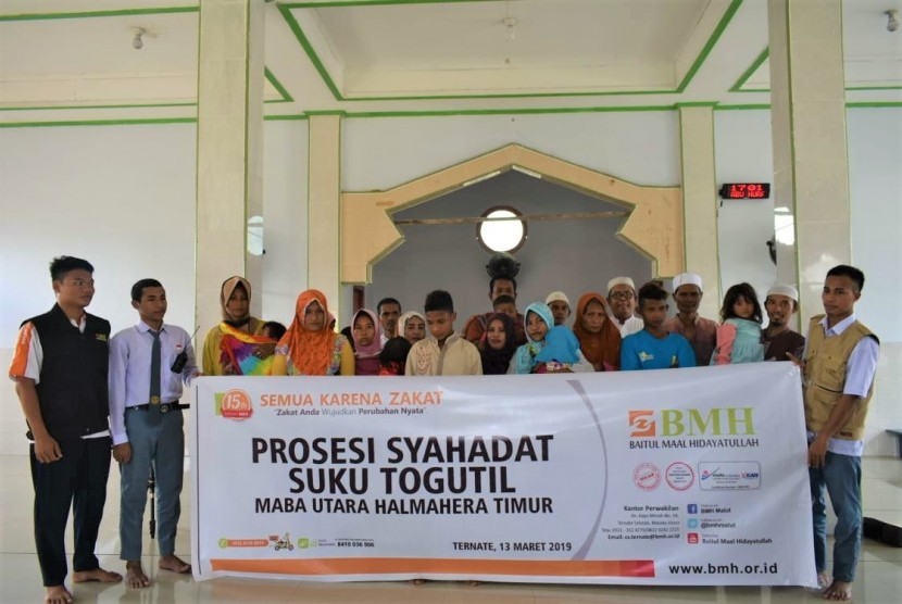 Foto bersama usai prorsesi syahadat di Pesanren Hidayatullah Ternate, Maluku Utara.