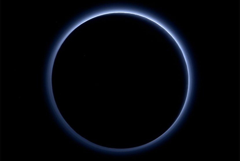 Foto berwarna pertama yang dirilis NASA menunjukkan kabut biru menyelimuti planet Pluto.