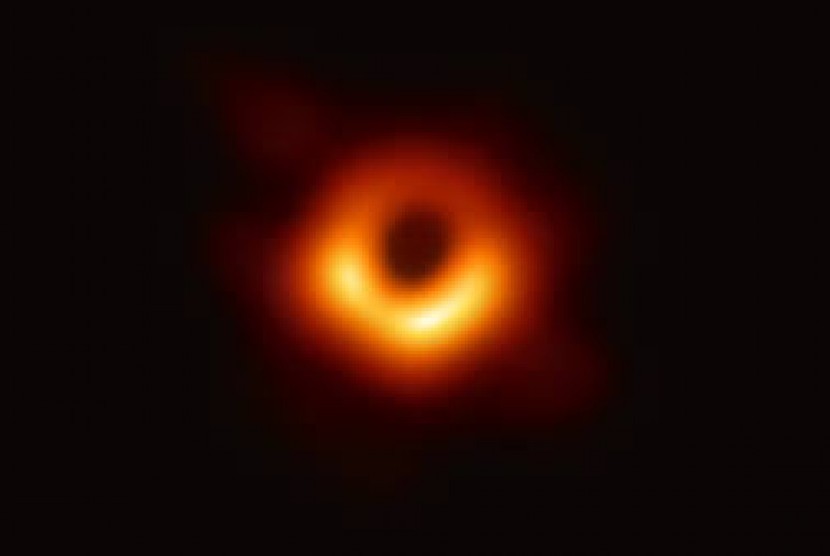 Foto Black Hole yang diambil di pusat galaksi M87.