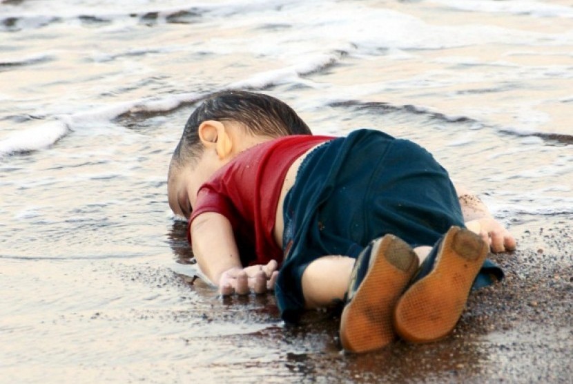 Foto bocah tiga tahun, Aylan, yang tewas mengenaskan dan jasadnya terdampar di tepi pantai