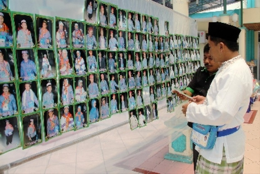   Foto Calon Jamaah Haji: Calon jamaah haji memilih foto hasil jepretan fotografer haji di Asrama Haji Pondok Gede, Jakarta, Kamis (19/9). Foto-foto yang sudah dicetak, akan jajakan di halaman gedung asrama haji. Setiap foto dijual Rp 10.000. 