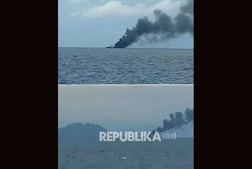 Foto combo asap membumbung dari kapal KRI Rencong-622 yang terbakar di perairan Sorong, Papua Barat, Selasa (11/9). 