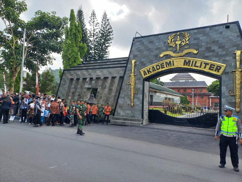 Foto dan video: Masyarakat antusias melihat kepulangan Presiden Prabowo Subianto dan jajarannya dari Akmil Magelang, Jawa Tengah, Ahad (27/10/2024). Sejak Ahad pagi, masyarakat telah berkumpul di depan gerbang Akmil Magelang. 