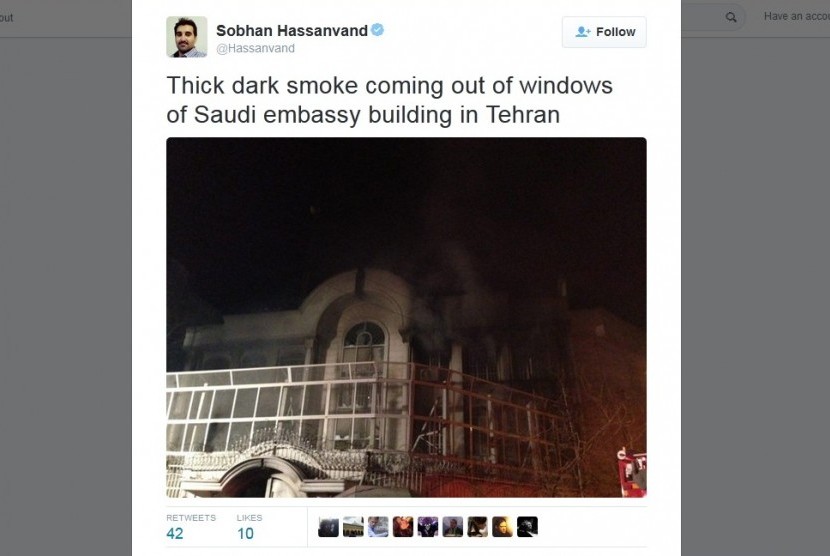 Foto dari akun Twitter jurnalis Iran menunjukkan Kedutaan Besar Arab Saudi yang dibakar pengunjuk rasa di Teheran, Iran, Ahad (3/1).