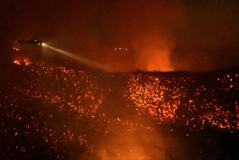 Foto dari atas helikopter memperlihatkan kebakaran hutan di Calabasas, California, AS.