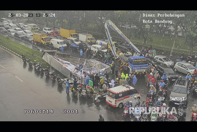 Foto dari Kamera ATCS Dishub Kota Bandung, menunjukkan upaya Tim Damkar berusaha mengevakuasi korban dari sebuah mobil yang tertimpa papan reklame di Jl Soekarno Hatta, Bandung, Sabtu (25/3/2023). Reklame yang roboh di simpang Samsat Kota Bandung ternyata ilegal dan tak berizin.