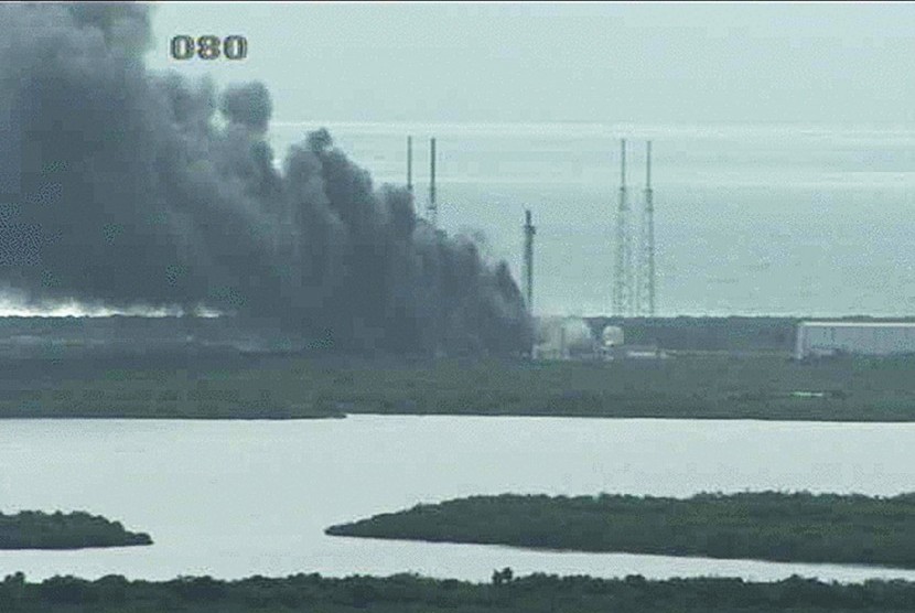 Foto dari kamera langsung NASA memperlihatkan asap dari ledakan lokasi peluncuran roket SpaceX Falcon 9, Kamis (1/9). Roket yang akan diluncurkan 3 September 2016 meledak saat uji coba di Cape Canaveral Florida.