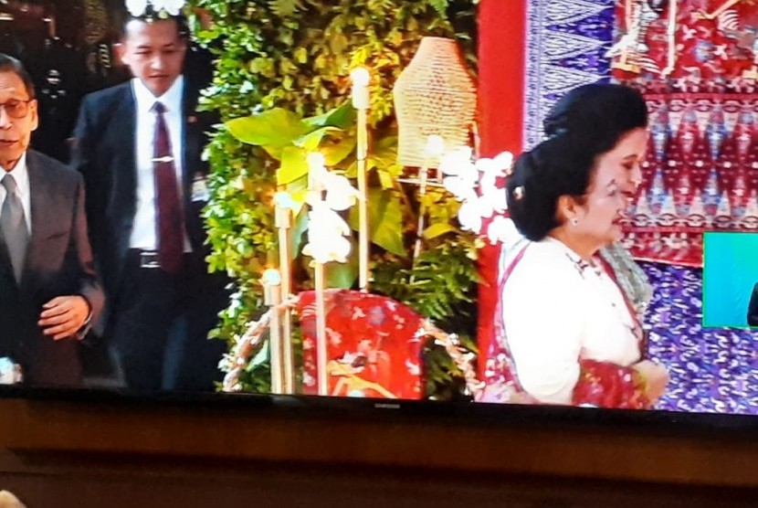 Foto dari layar saat presiden kelima Megawati Soekarno Putri tiba Komplek Parlemen, Senayan, Jakarta, Ahad (20/10) saat pelantikan presiden dan wakil presiden.