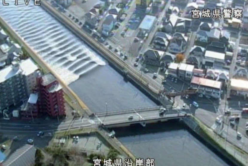 Foto dari Miyagi Prefectural Police menunjukkan air mengalir ke atas di Sungai Sunaoshi di Tagajo, Prefektur Miyagi saat peringatan tsunami dikeluarkan usai gempa, Selasa, 22 November 2016.