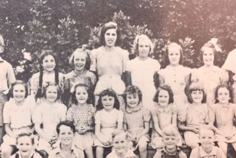 Foto dari tahun 1947 menunjukkan para pelajar di Sekolah Negeri Mullengandra.