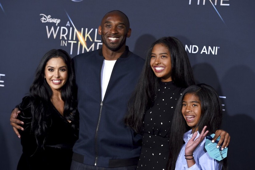 Foto dari tahun 2018 memperlihatkan (dari kiri) Vanessa Bryant, Kobe Bryant, dan putrinya Natalia Bryant serta Gianna Bryant. 