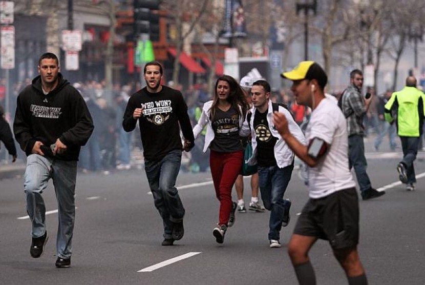 Foto dari The Daily Free Press dan Kenshin Okubo, menggambarkan kepanikan setelah ledakan bom pada perlombaan Maraton Boston 2013 pada Senin 15 April 2013
