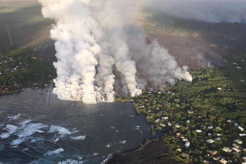 Foto dari udara memperliharkan aliran lava memasuki Teluk Kapoho, Hawaii, AS.