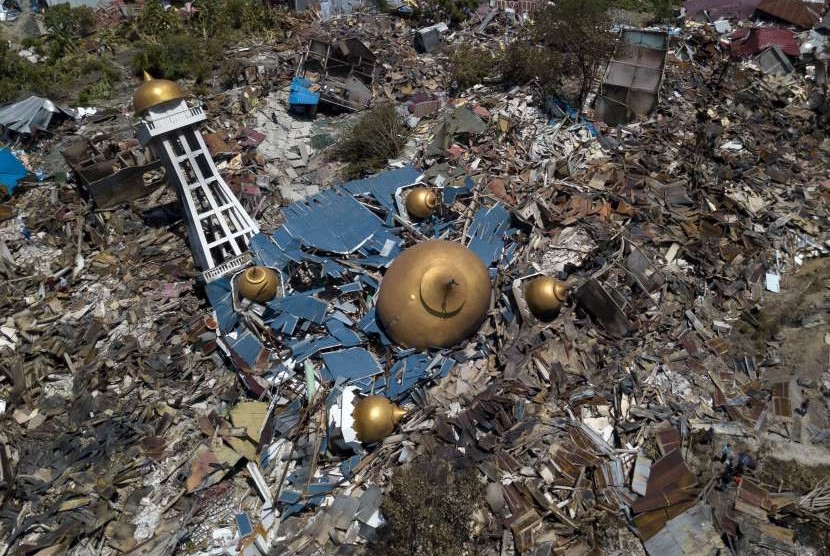 Foto dari udara menggunakan kamera drone memperlihatkan sebuah masjid yang roboh dan bangunan sekitarnya hancur di Palu, Sulteng, Ahad (30/9).