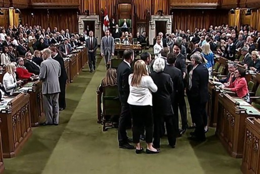 Foto dari video parlemen Kanada menunjukkan PM Kanada Justin Trudeau dekat anggota parlemen dari oposisi Gordon Brown di Gedung Parlemen, Ontario, Kanada, Rabu, 18 Mei 2016.