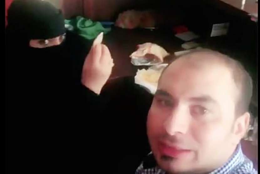 Foto dari video yang menunjukkan pekerja perempuan Saudi makan bersama rekan kerja pria dari Mesir.