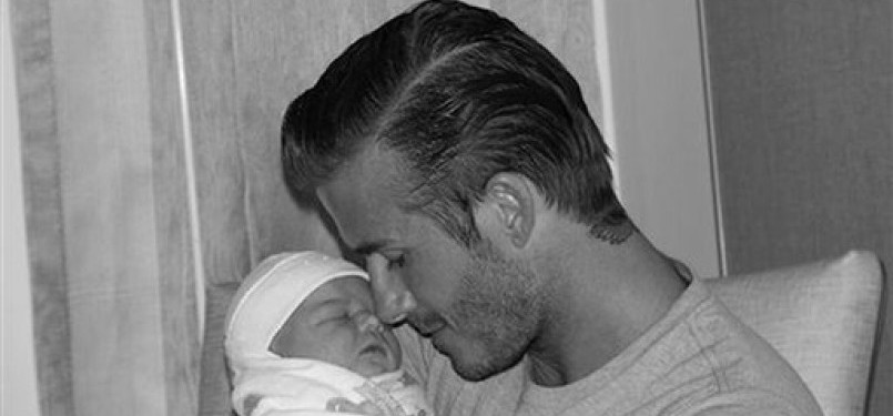 Foto David Beckham mencium Harper Seven Beckham dirilis lewat jejaring sosial.