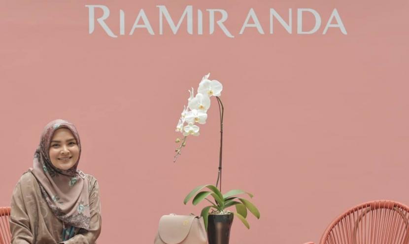 Ria Miranda menggandeng Dewi Sandra untuk merilis koleksi Fall 2020 bernama 