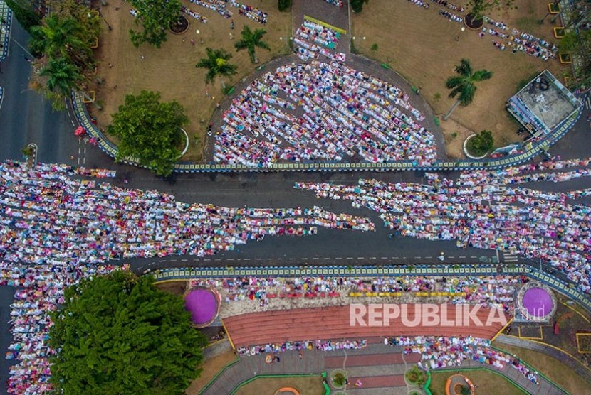 Foto diudara umat muslim melaksanakan shalat Idul Adha di Alun-alun Ciamis, Jawa Barat, Minggu (11/8)