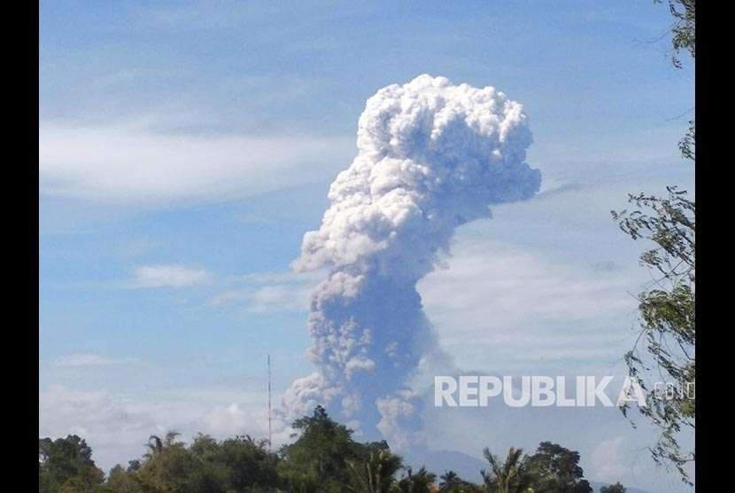 Foto dokumentasi Badan Nasional Penanggulangan Bencana (BNPB) menunjukkan Gunung Soputan meletus mengeluarkan abu vulkanik setinggi 5000 meter.
