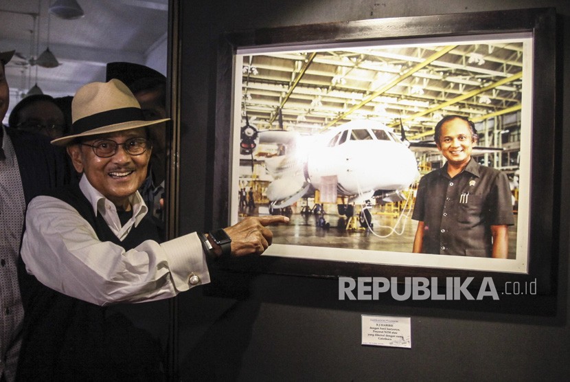 FOTO DOKUMENTASI. Mantan presiden BJ Habibie menunjukan foto dirinya bersama pesawat hasil karyanya N-250 'Gatotkaca' usai membuka pameran foto 'Cinta Sang Inspirator Bangsa Kepada Negeri' di Museum Bank Mandiri, Jakarta, Minggu (24/7/2016).
