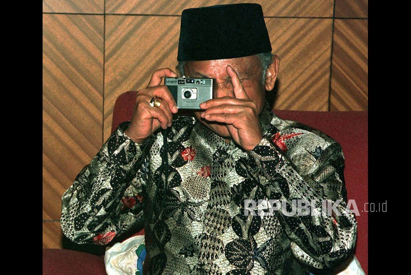 FOTO DOKUMENTASI . Presiden BJ HAbibie membidikkan kamera sakunya ke arah para wartawan saat menunggu kedatangan Presiden Filipina Joseph Estrada di Batam, Selasa (13/10/1998).