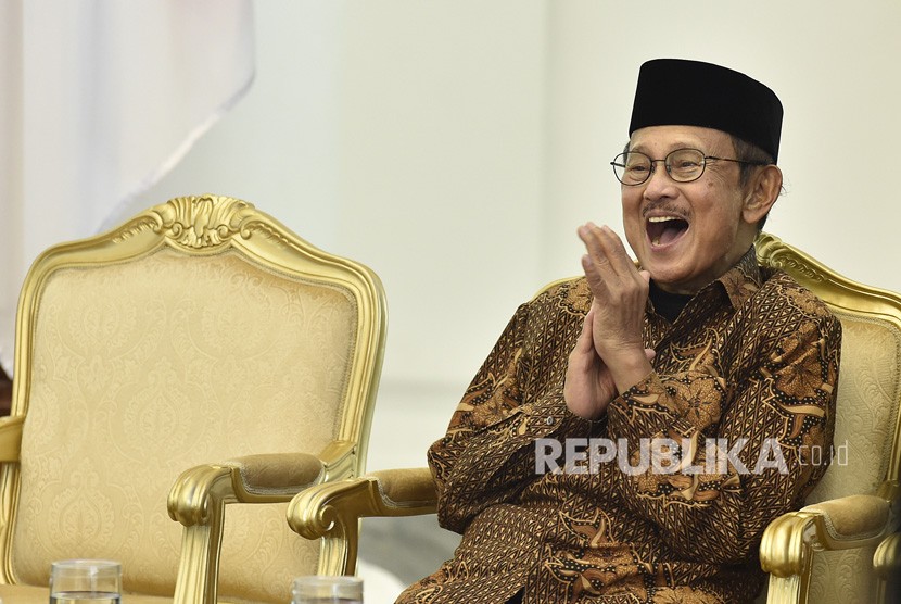 FOTO DOKUMENTASI. Presiden ketiga RI BJ Habibie melambaikan tangan saat akan menghadiri Sidang Tahunan MPR Tahun 2015 di Kompleks Parlemen, Senayan, Jakarta, Jumat (14/8/2015).