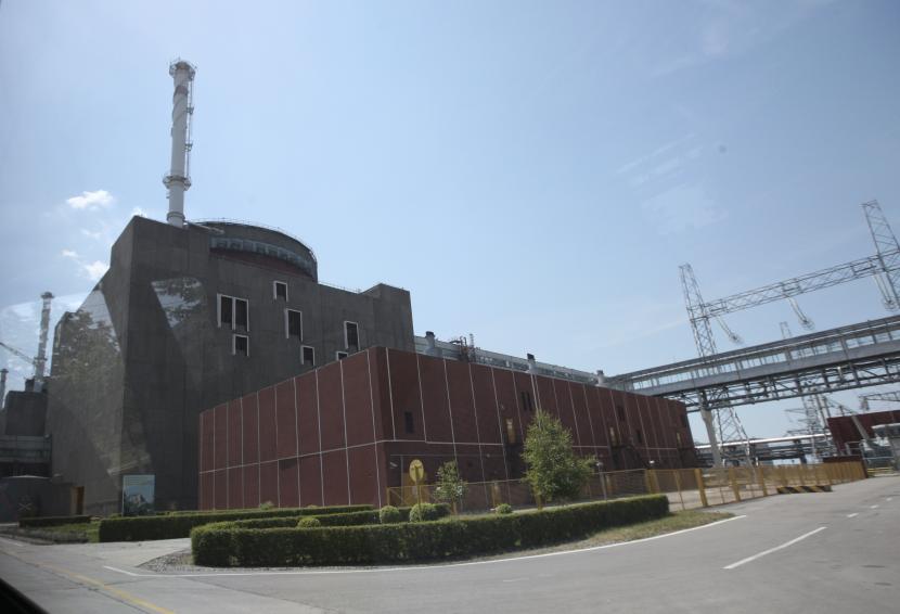 Foto dokumentasi Unit pembangkit listrik di PLTN Zaporizhzhia di kota Enerhodar, di selatan Ukraina, pada 12 Juni 2008. Ukraina mengonfirmasikan PLTN terbesar di Eropa itu telah diserang oleh Rusia pada Jumat (4/3/2022) dini hari.