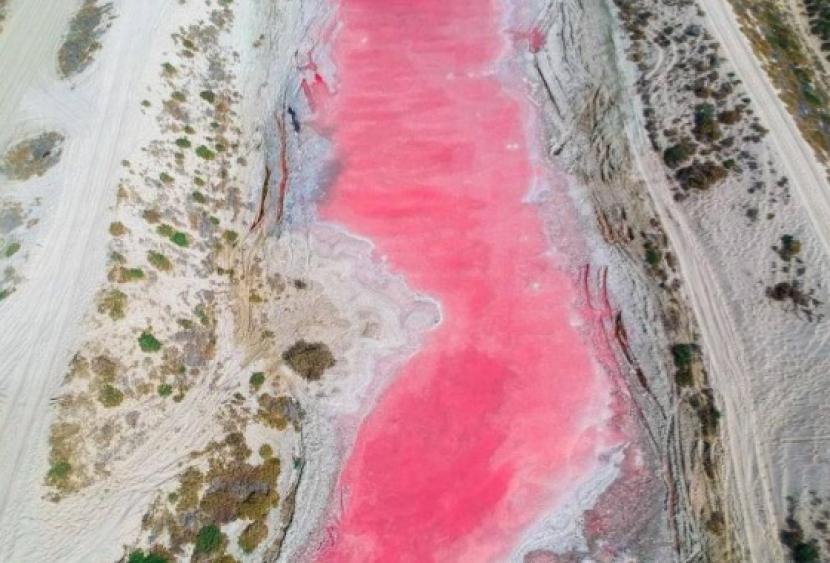Foto Drone Danau Merah Muda UEA Viral