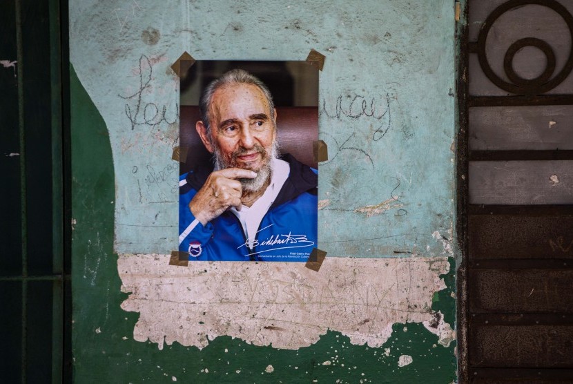 Foto Fidel Castro tertempel di dinding Kuba. Pemimpin Kuba tersebut merayakan ulang tahunnya yang ke-90.