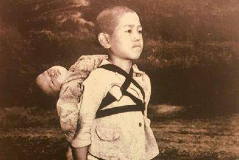 Foto  foto anak laki-laki korban bom nuklir di Nagasaki, Jepang yang dibagikan Paus Francis