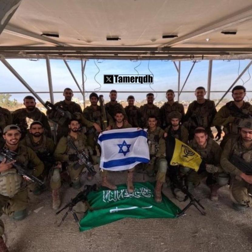 Foto-foto viral yang memperlihatkan sekelompok tentara Israel yang mengibarkan bendera Israel sambil menginjak bendera Arab Saudi telah memicu kemarahan.