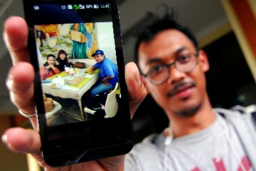 Foto Gayus Tambunan makan di restoran beredar di handphone masyarakat.